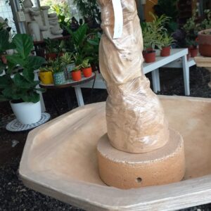 Fuente enamorados con paraguas