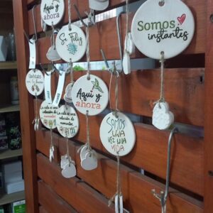 Colgante de ceramica con frase chico